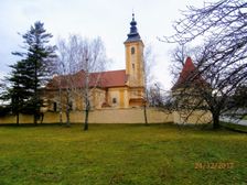 Opevnený kostol sv. Michala archanjela.