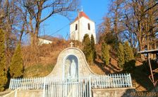 Románsky kostol, z ktorého sa dodnes zachovala iba veža so zvonicou.