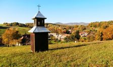 Zvonička nad obcou Dubnička.