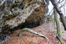 Prístrešok pod skalou