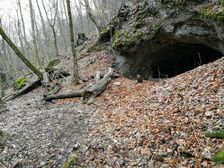 Vstupný portál do jaskyne Dúpna diera.