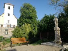 Kostol sv. Bartolomeja, apoštola a socha sv. Jána Nepomuckého .