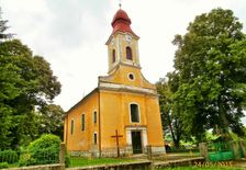 Klasicistický rímskokatolícky kostol Povýšenia sv. Kríža z 18. storočia. 