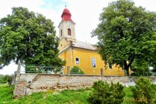 Klasicistický rímskokatolícky kostol Povýšenia sv. Kríža z 18. storočia. 