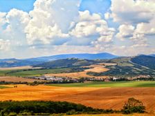 Rozhľadňa Hájnica nad obcou Haluzice,pohľad JZ smerom na Veľkú Javorinu.