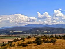 Rozhľadňa Hájnica nad obcou Haluzice,pohľad JV smerom na Inovecké pohorie.