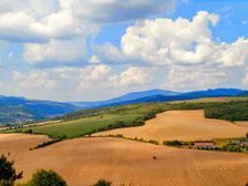 Rozhľadňa Hájnica nad obcou Haluzice,pohľad SZ smerom na Veľký Lopeník.