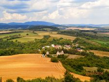 Rozhľadňa Hájnica nad obcou Haluzice,pohľad na Haluzický kostolík.