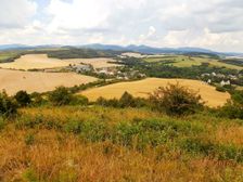 Rozhľadňa Hájnica nad obcou Haluzice,pohľad smerom na Haluzice.