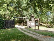 na mieste>Rotunda svätého Juraja -vstup pred rotundou.