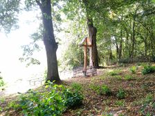 Kríž medzi Hornou Breznicou a Lednicou