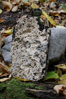 ... travertinove tehly, ktorymi je vylozeny strop pivnice rozpadnuteho kastiela ...