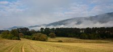 Pod planinou Dolny vrch, v pozadi planina Horny vrch.