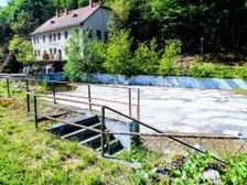 Bývala chata s kúpaliskom ,podniku Zornica v doline Striebornica pri Uhrovci. 