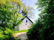 Kostolík sv. Kozmu a Damiána nad obcou  Kšinná.