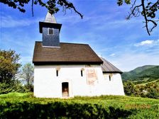 Kostolík sv. Kozmu a Damiána nad obcou  Kšinná.