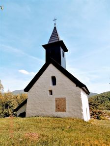 Kostolík sv. Kozmu a Damiána nad obcou  Kšinná.