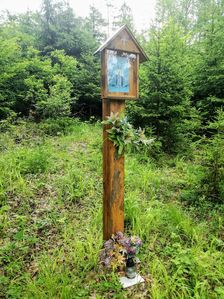 na mieste >Ploštiny, na pomedzí chotárov obci Rudimov a Slavičín.