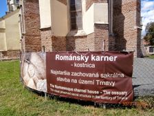 Románsky karner pri Bazilike svätého Mikuláša-Románsky.