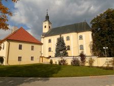 Barokový rímskokatolícky kostol sv. Petra a Pavla (v ľavo budova fary)