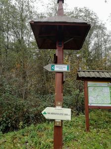 na mieste >Turistický prístrešok Letecké srdce nad obcou Šanov.