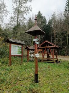 na mieste >Turistický prístrešok Letecké srdce nad obcou Šanov.