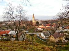 Pohľad na Kostol Ružencovej Panny Márie od cintorína.