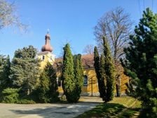 Katolický kostol sv. Martina z vežou s 13. storočia.