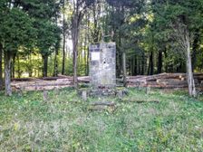Pamätník,pri ceste E50 ,kúsok od motorestu Rasová.