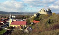 Beckov-pohľad na Kostol sv. Štefana kráľa a hrad