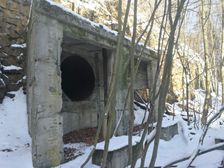 Stará vetracia šachta. Výduch, motor vľavo.