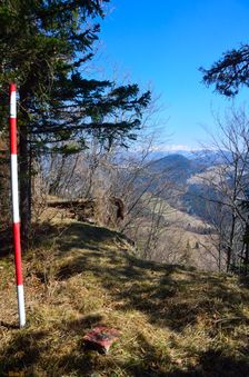 Holica 1086m, vrcholový kameň a tyč