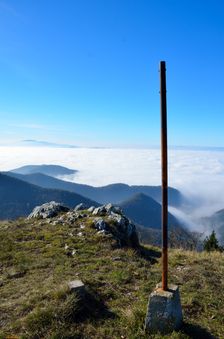 Drienok 1268m, vrcholová tyč & kameň