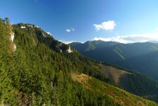 pohľad na Poludnicu (vľavo) z modrej vedúcej z Iľanova na Poludnicu
