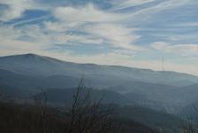 pohľad na Zlatú baňu nad ktorou je vysielač Dubník