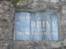 Pamätná tabuľa jaskyňa Driny