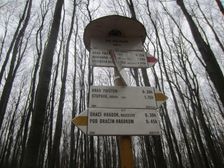Turistický smerovník Pod Kozliskom