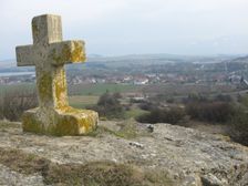 Bešeňová - Kríž na travertívovej skale 