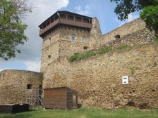 Filakovsky hrad - veza a hradby